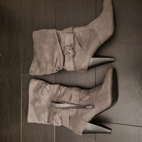 Grey heeled boots - Picture 1 of 3